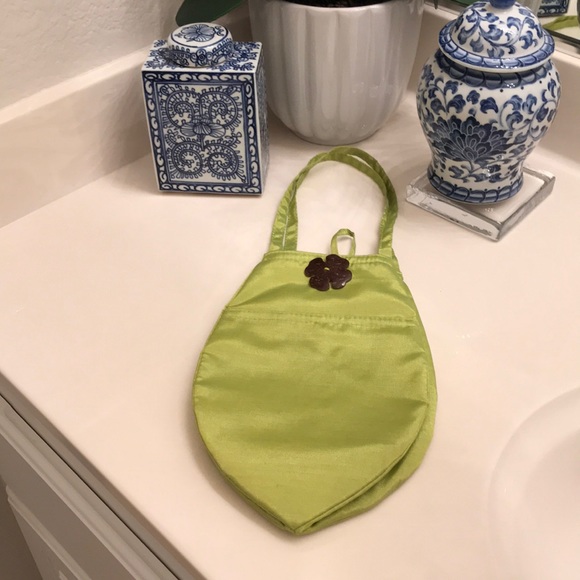 Lime green silk bag with brown floral button - Picture 5 of 8